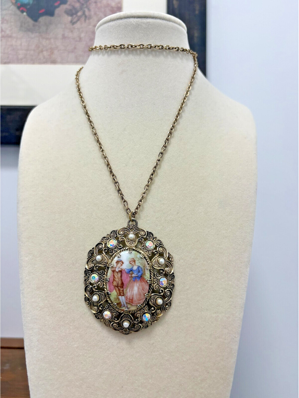 Vintage Germany Glass Transfer Ware Courting Couple Cameo Pendant Necklace